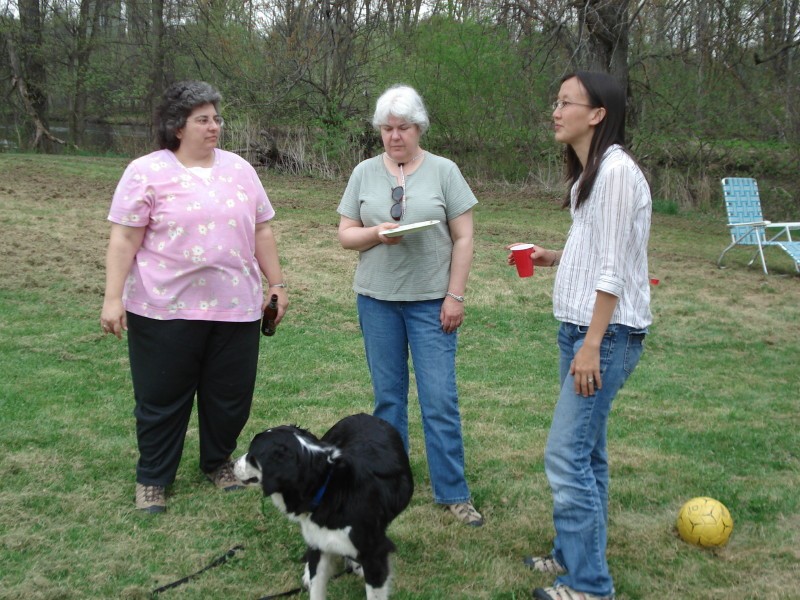 picnic08-28.jpg - So, what's the dog going to do next? (Cheryl Miller, Karen Johnson, Eunice Cheung, Alice da Dog)
