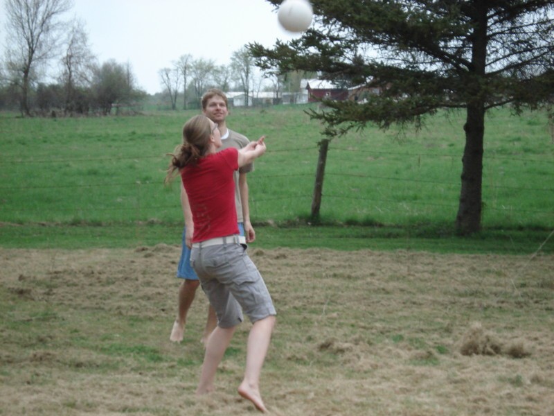 picnic08-31.jpg - Kelly's a volleyball wrecking machine!