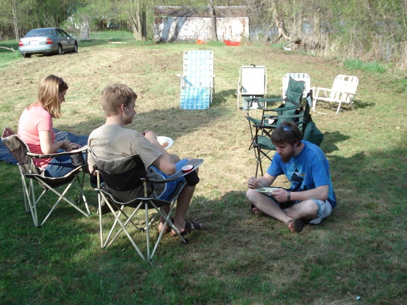picnic08-10.jpg - A mealtime conversation (Taylor McElligott '09 facing)